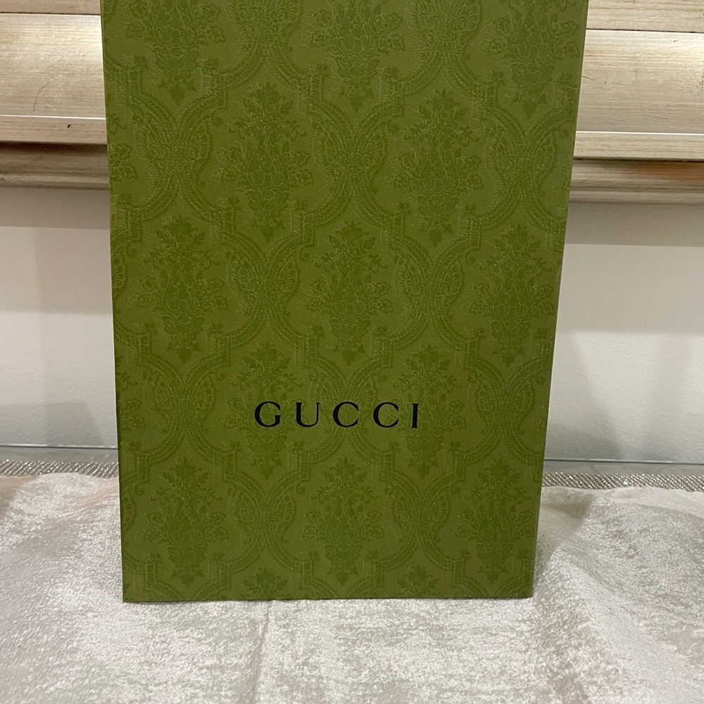 Gucci Silver Crossbody Bag with Textured Leather and Embossed Logo - Picture 9 of 9